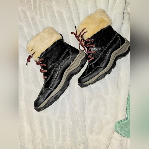 EUC Clarks Winter Boots Women's size 11 wide - Picture 2 of 9